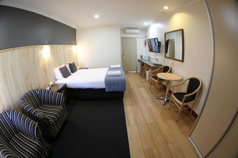 Sleepy Hill Motor Inn - Pubs and Clubs 3