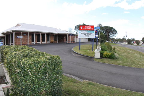 Sleepy Hill Motor Inn - Pubs and Clubs 0