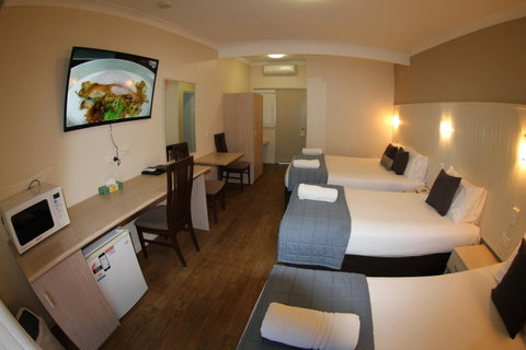 Sleepy Hill Motor Inn - Pubs and Clubs 33