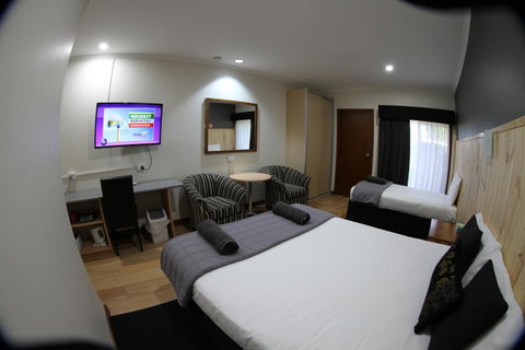 Sleepy Hill Motor Inn - Pubs and Clubs 17