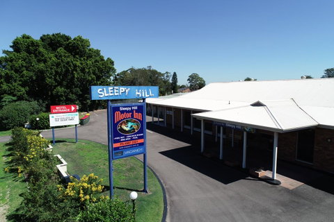 Sleepy Hill Motor Inn - Pubs and Clubs 19
