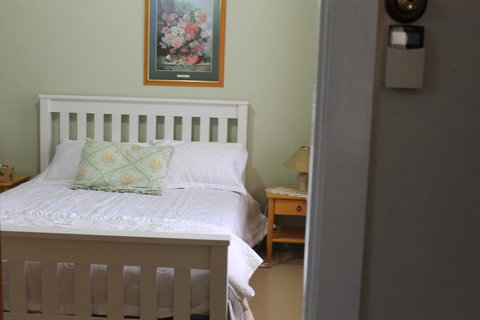 Boot Makers Cottage - Pubs and Clubs 13