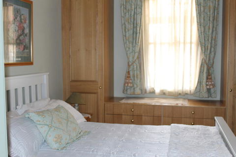 Boot Makers Cottage - Pubs and Clubs 11