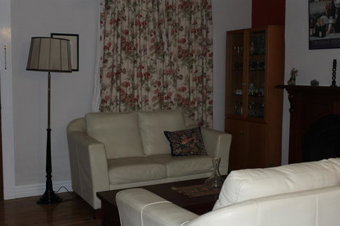 Boot Makers Cottage - Pubs and Clubs 10