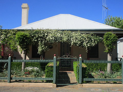 Boot Makers Cottage - Pubs and Clubs 1