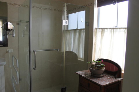 Boot Makers Cottage - Pubs and Clubs 16