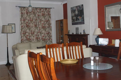 Boot Makers Cottage - Pubs and Clubs 5