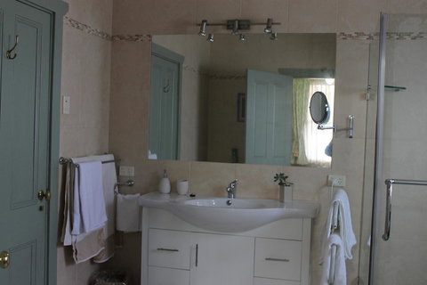 Boot Makers Cottage - Pubs and Clubs 15