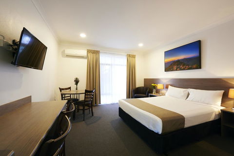 Adelong Motel - Go Out 5