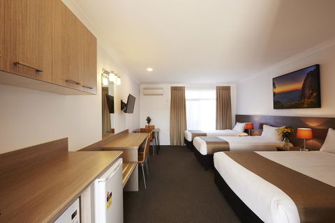 Adelong Motel - Go Out 4