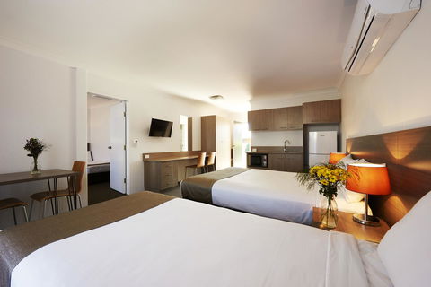 Adelong Motel - Go Out 3