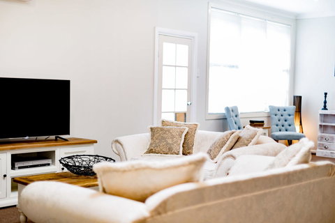 Bundanoon Country Inn Motel - Go Out 28