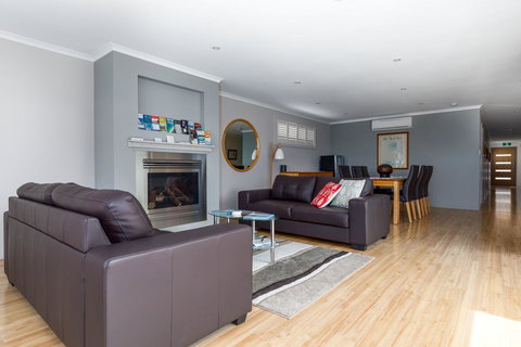 The Edgewater On Greville - Go Out 12