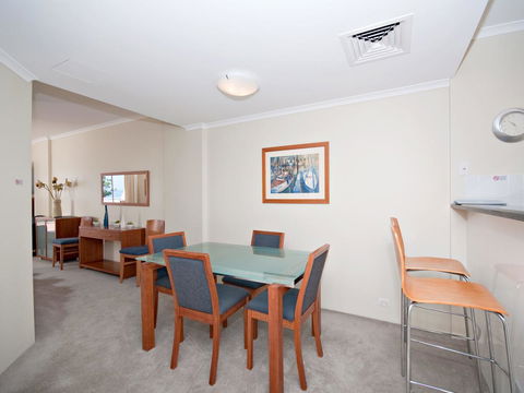Messines Street, Breakwater Apartment, 104 - Pubs and Clubs 3