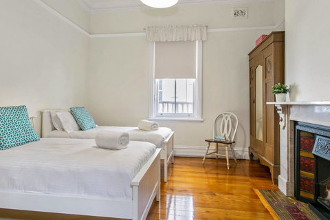 Oversized 2 Bedroom Manly Beach House - Go Out 5