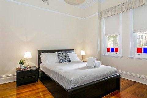 Oversized 2 Bedroom Manly Beach House - Go Out 6