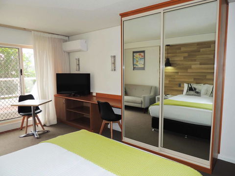 Charlesworth Bay Beach Resort - Go Out 30