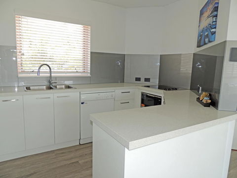 Charlesworth Bay Beach Resort - Go Out 9
