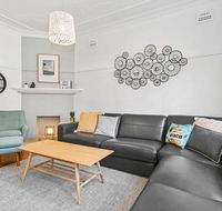 Seaspray - Manly beach apartment close to the sand - Pubs and Clubs