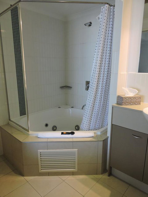 BASE Holidays - Ettalong Beach Premium Apartments - Go Out 16