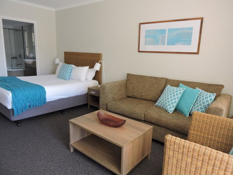 BASE Holidays - Ettalong Beach Premium Apartments - Go Out 13