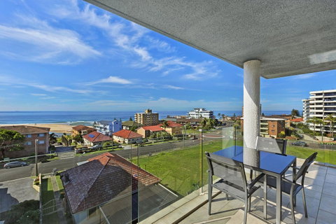 Sandy Cove Apartments - Pubs and Clubs 1