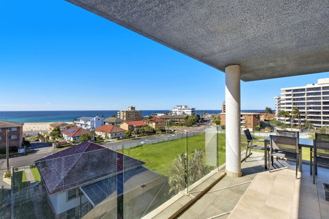 Sandy Cove Apartments - Pubs and Clubs 2