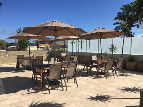 Sandy Cove Apartments - Pubs and Clubs 12