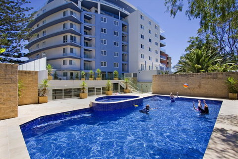 Sandy Cove Apartments - Pubs and Clubs 13