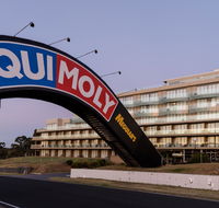 Rydges Mount Panorama Bathurst - Pubs and Clubs