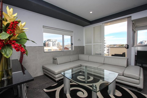Honeysuckle Executive Apartments - Go Out 18
