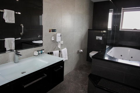 Honeysuckle Executive Apartments - Go Out 39