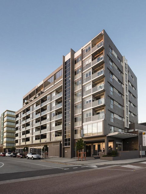Honeysuckle Executive Apartments - Go Out 37