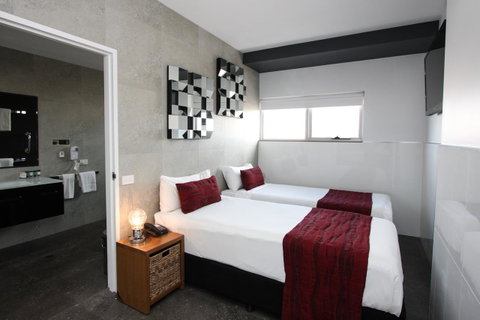 Honeysuckle Executive Apartments - Go Out 2