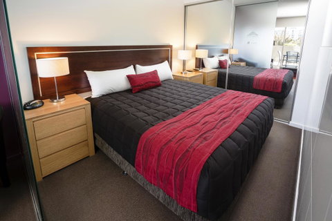 Honeysuckle Executive Apartments - Go Out 27