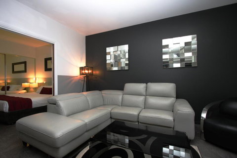 Honeysuckle Executive Apartments - Go Out 9