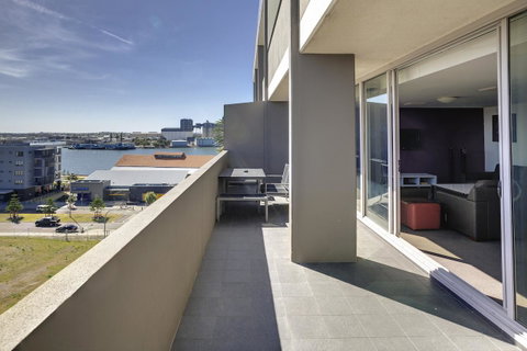 Honeysuckle Executive Apartments - Go Out 41