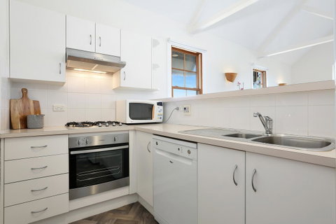 Bellevue Accommodation - Pubs and Clubs 1