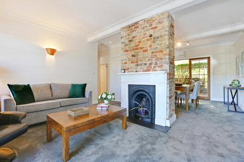 Bellevue Accommodation - Pubs and Clubs 11