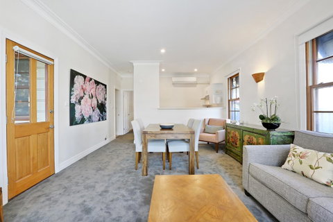 Bellevue Accommodation - Pubs and Clubs 12