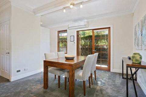 Bellevue Accommodation - Pubs and Clubs 7