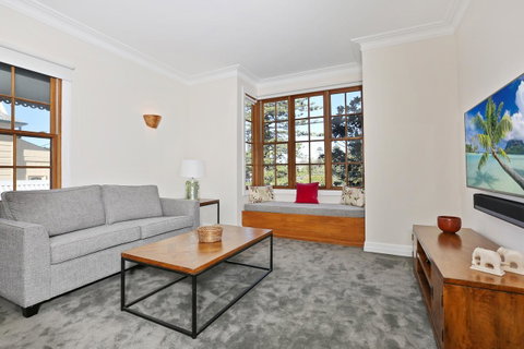 Bellevue Accommodation - Pubs and Clubs 14