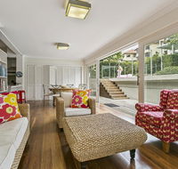 Summery spacious 4 bed home in Kurraba Point - Pubs and Clubs