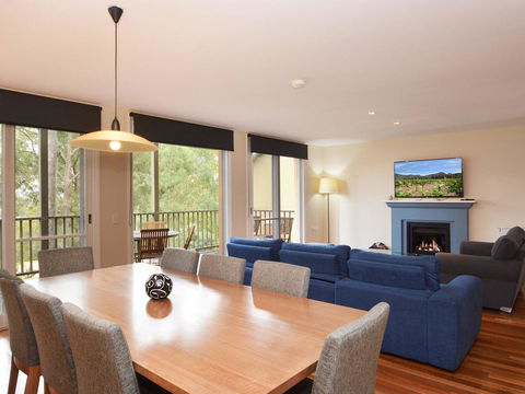 Villa De Saran Located Within Cypress Lakes - Pubs and Clubs 6