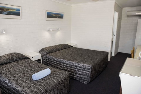 Coastal Bay Motel - Pubs and Clubs 31