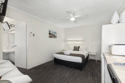 Coastal Bay Motel - Pubs and Clubs 16