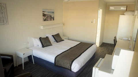 Coastal Bay Motel - Pubs and Clubs 42
