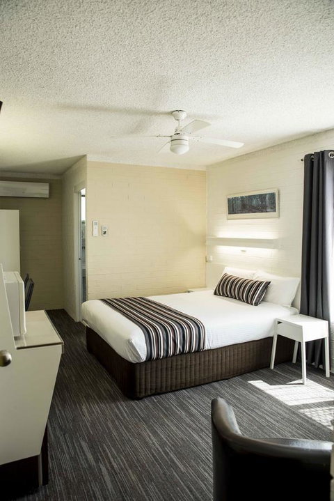 Coastal Bay Motel - Pubs and Clubs 35