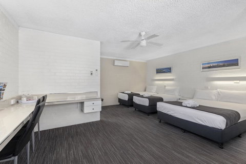 Coastal Bay Motel - Pubs and Clubs 11