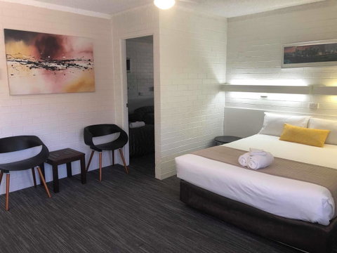 Coastal Bay Motel - Pubs and Clubs 20